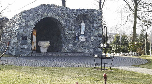 Grota Matki Boskiej z Lourdes w Studzionce